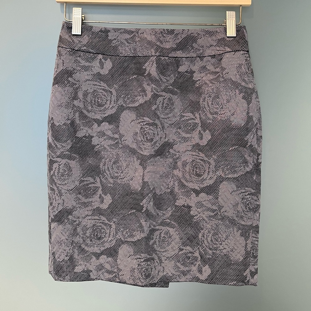 Ann Taylor Gray Floral Print Pencil Skirt, Size 00 Petite (TTS), Like New.